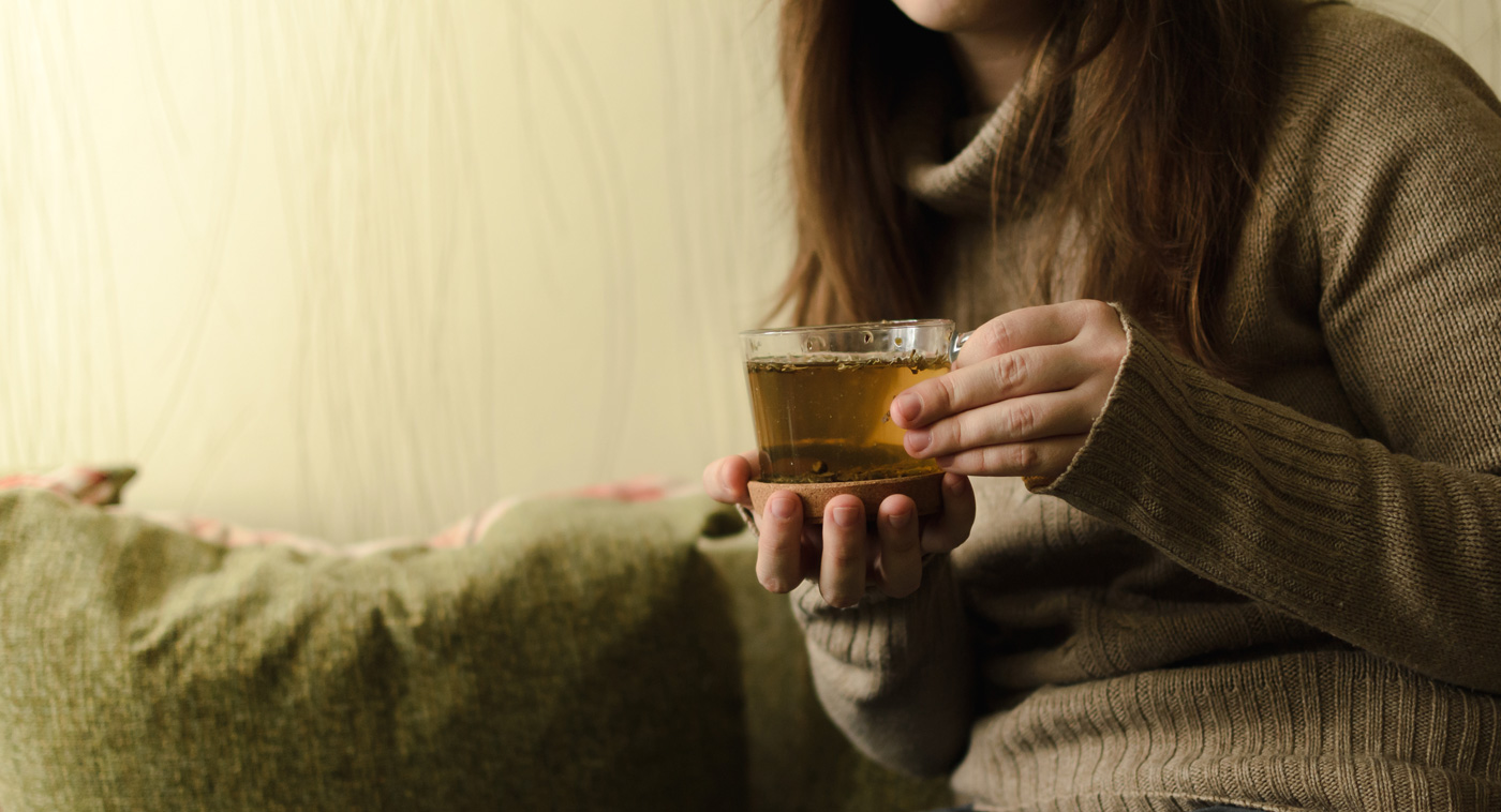ragazza tiene in mano una tazza di tisana rilassante Solisa