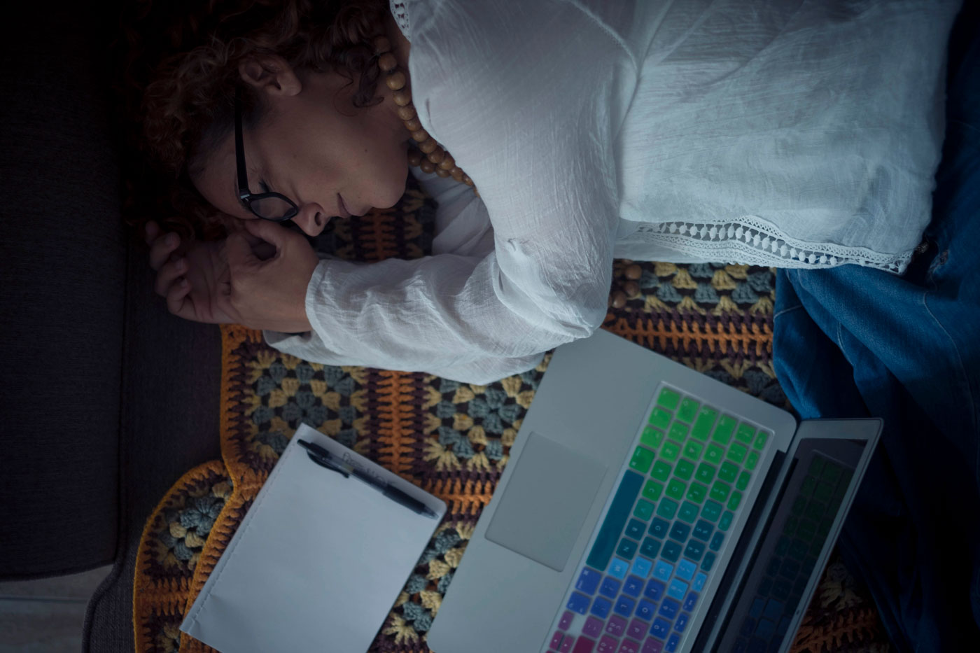 una ragazza dorme accanto al computer