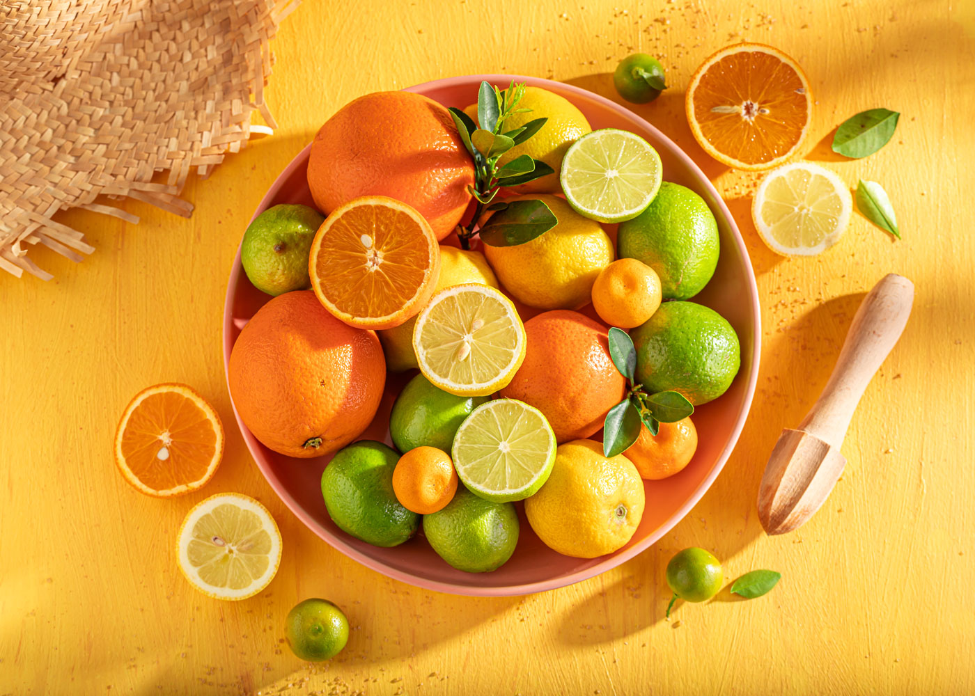 un piatto di frutta e verdura con vitamina c