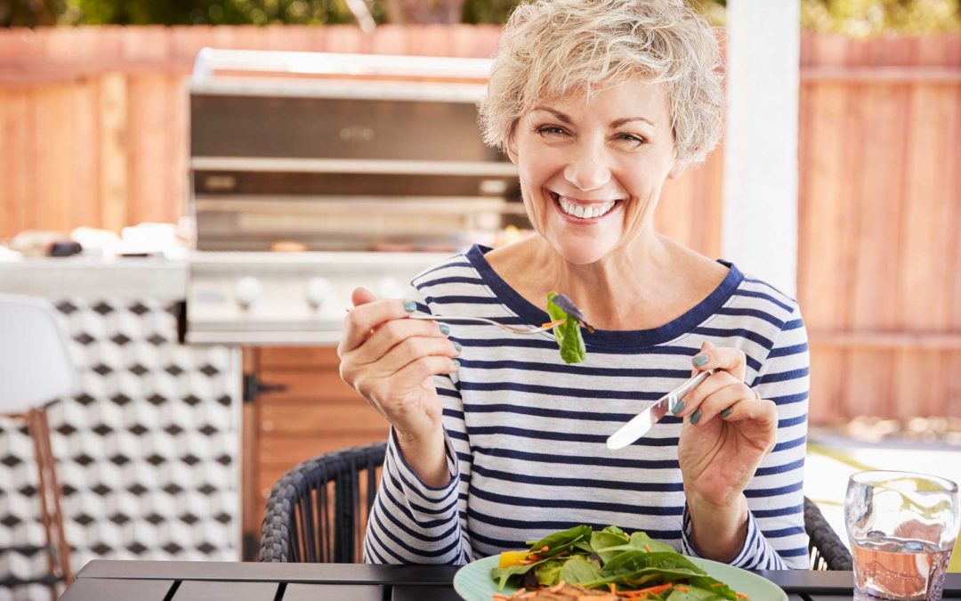 Cosa mangiare in menopausa per non ingrassare: alimenti e consigli utili