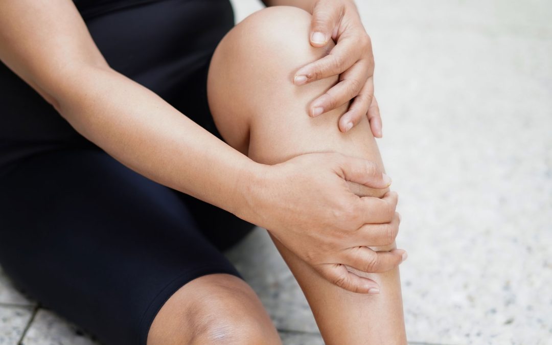 Gambe gonfie e caviglie gonfie: 7 metodi naturali che funzionano davvero (dopo i 40)